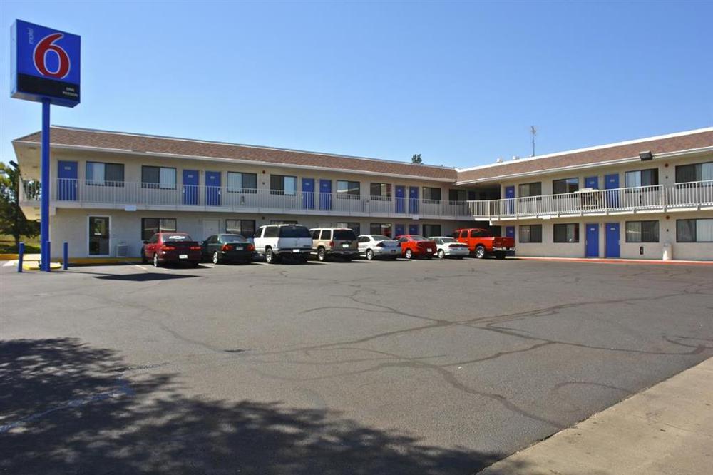 Park Inn By Radisson, Thornton Exterior photo